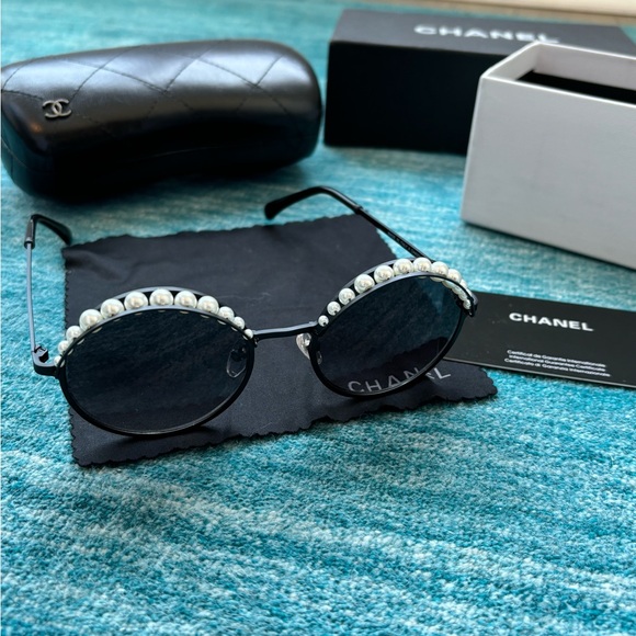 Chanel matte black & pearl sunglasses - Picture 4 of 5